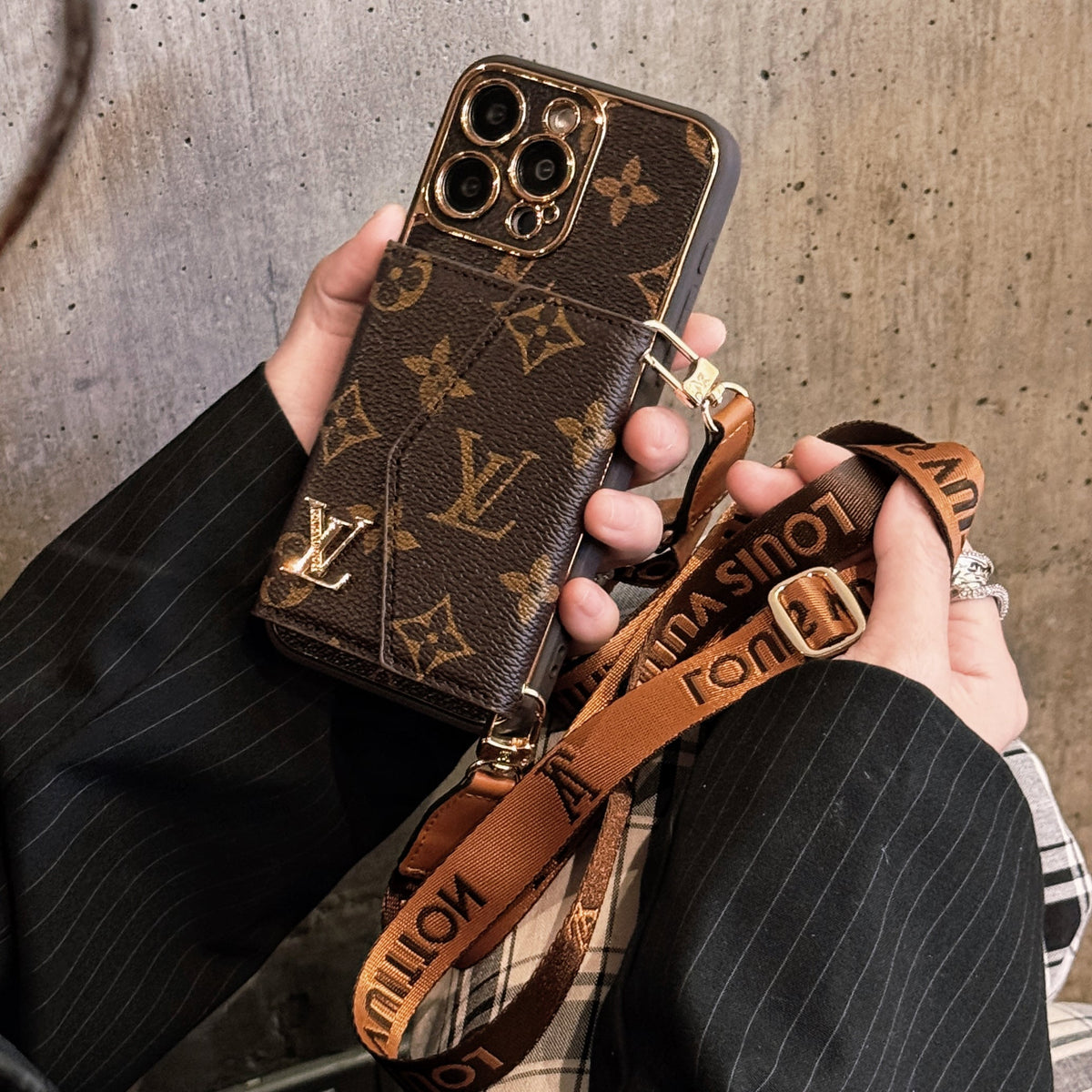 Premium Leather iPhone Case: Integrated Wallet & Detachable Strap