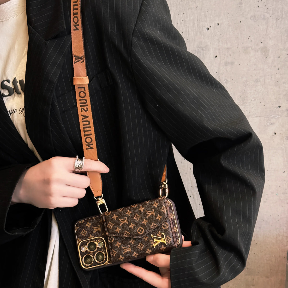 Premium Leather iPhone Case: Integrated Wallet & Detachable Strap