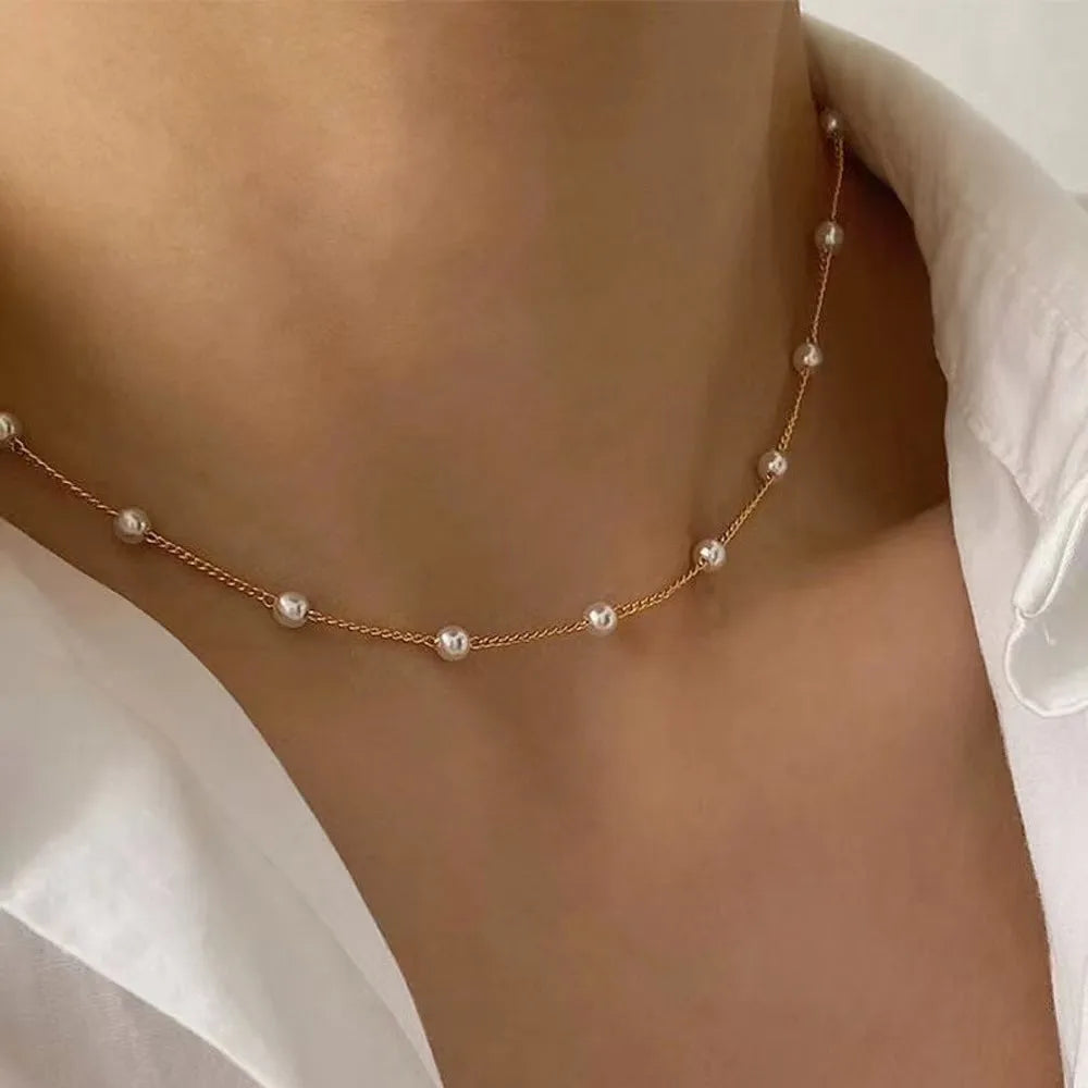 Women's necklace with pearl-embroidered pendant.