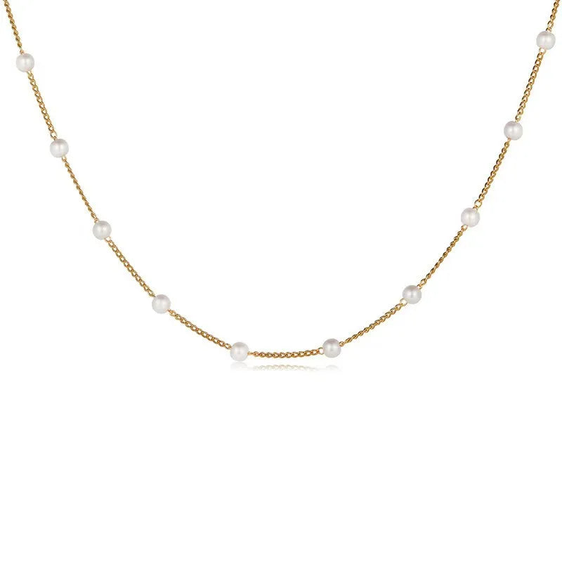 Women's necklace with pearl-embroidered pendant.