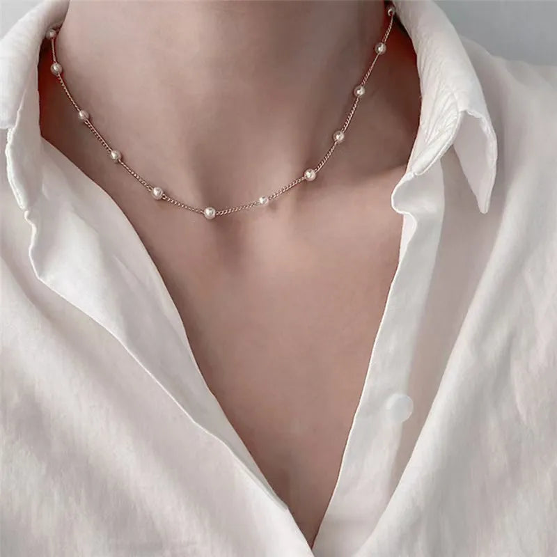 Women's necklace with pearl-embroidered pendant.
